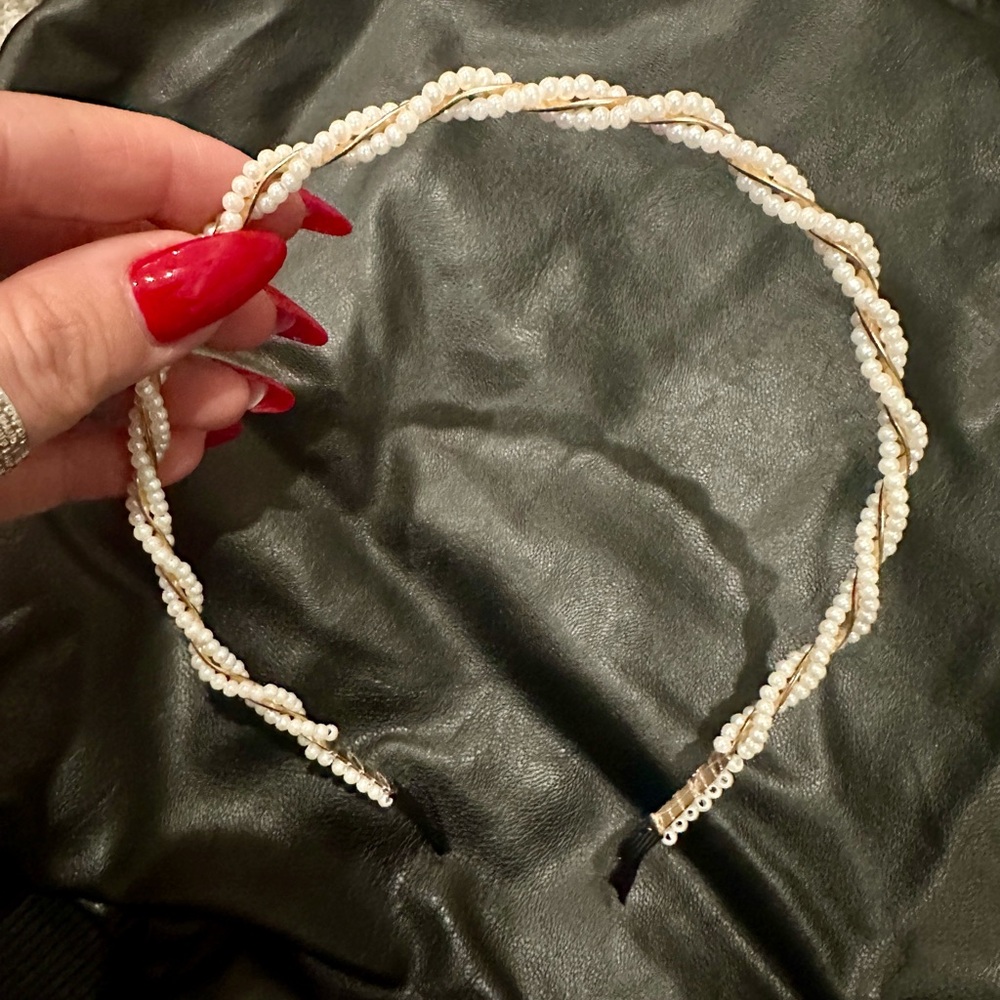 Elegant Pearl Twist Headband
